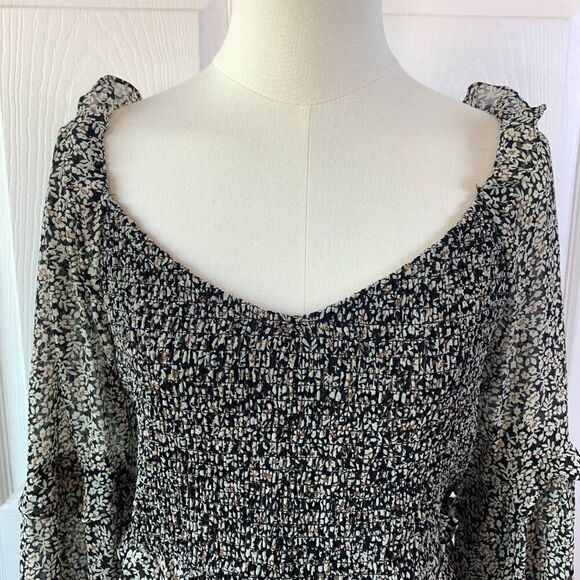 ASTR the Label Black and White Ditsy Floral Smocked Peasant Blouse Size L - Picture 2 of 8